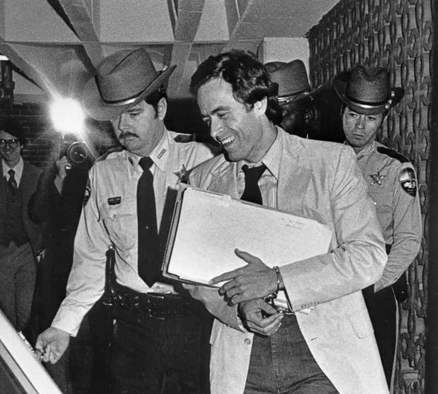 Psychologia ofiar Teda Bundy’ego – mechanizmy manipulacji i traumy